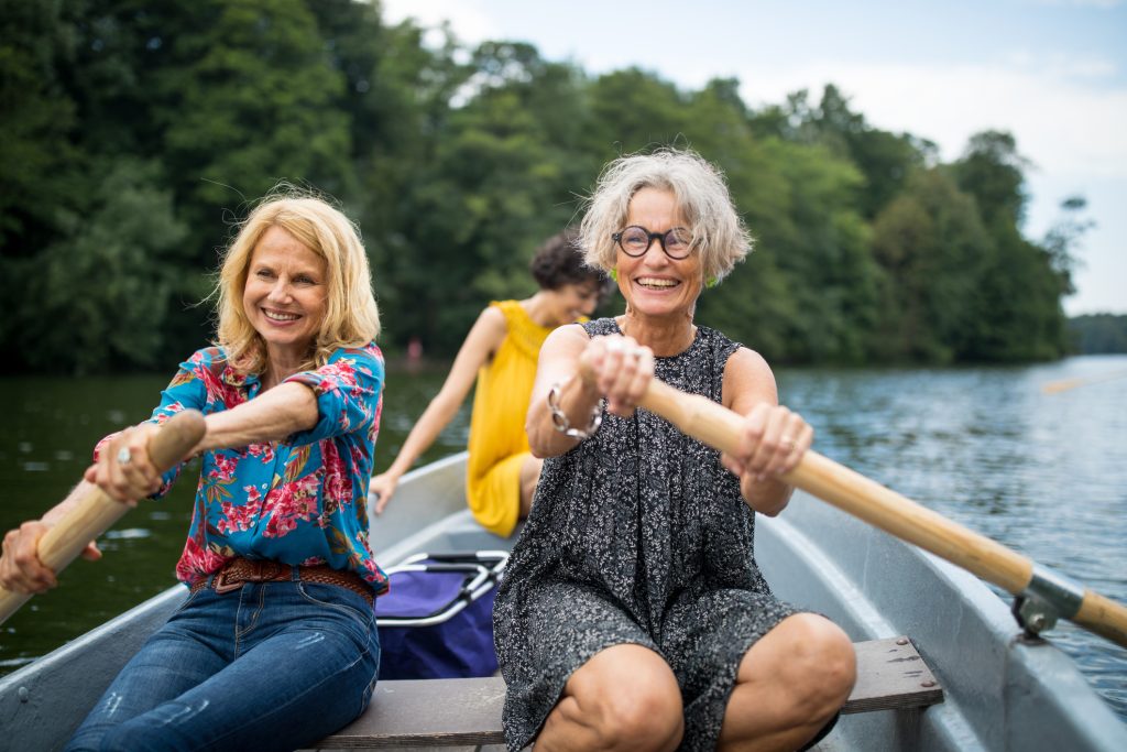 Trois femmes assises dans un canot sur un lac