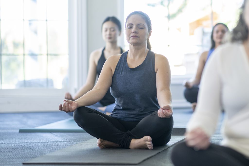 Groupe de femmes méditant sur leur tapis de yoga