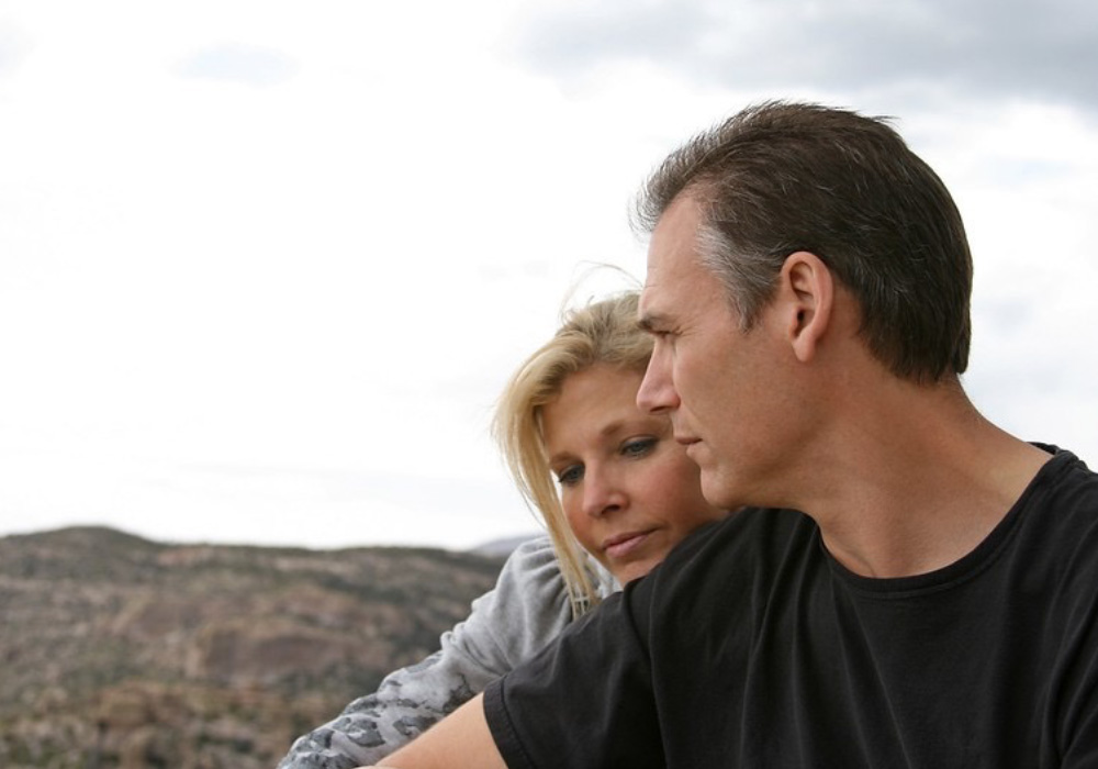 Un homme et une femme assis côte à côte affichant un air préoccupé